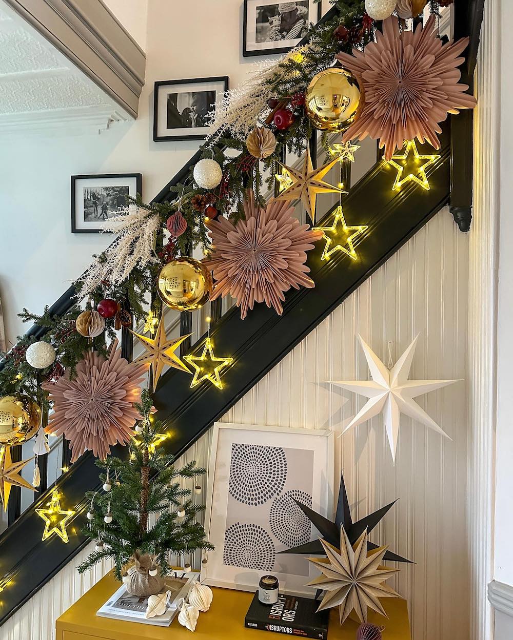 In 6 #Christmas #ChristmasStairway # #ChristmasStairwayDecorIdeas 