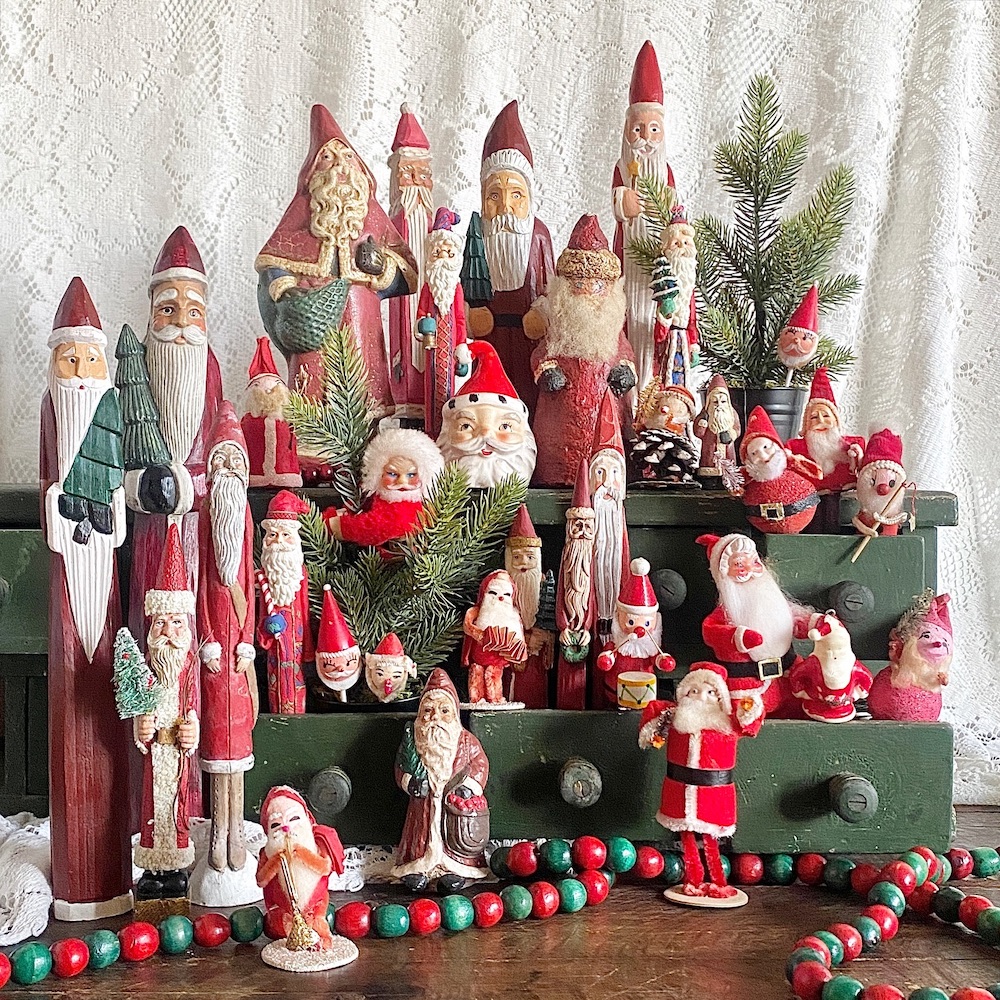 Vintage Christmas Vignettes In 6 #VintageChristmas #ChristmasVignette #VintageChristmasVignette #VintageChristmasStyling 