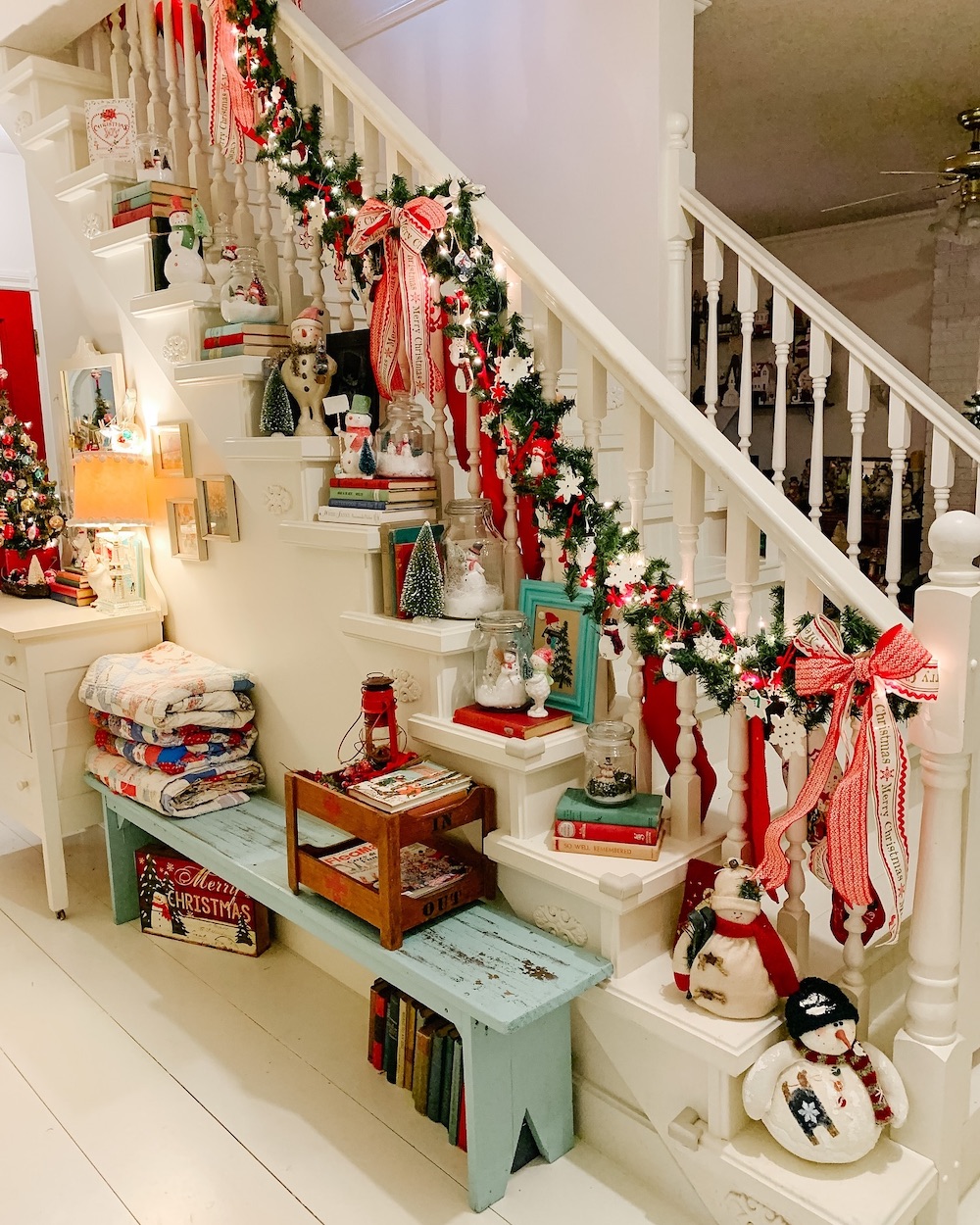 In 7 #Christmas #ChristmasStairway # #ChristmasStairwayDecorIdeas 