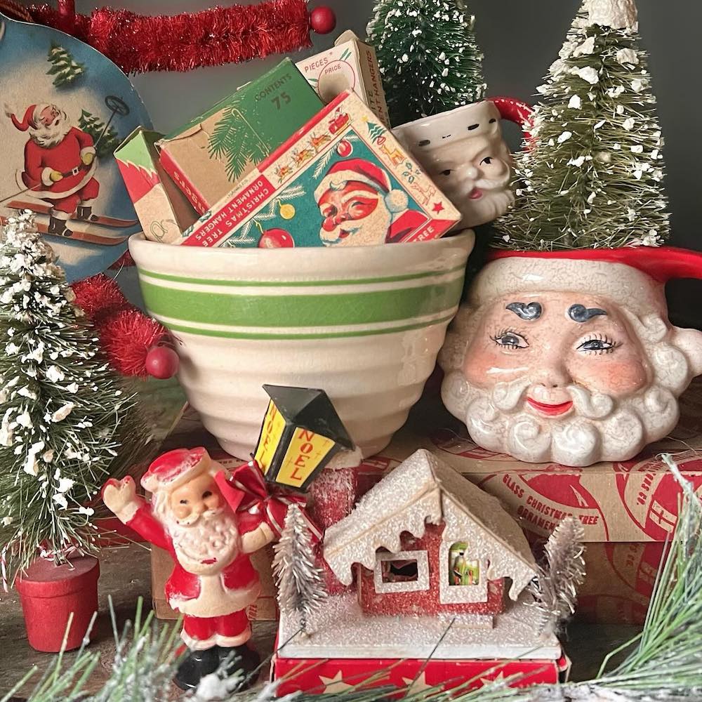 In 8 #VintageChristmas #ChristmasVignette #VintageChristmasVignette #VintageChristmasStyling 