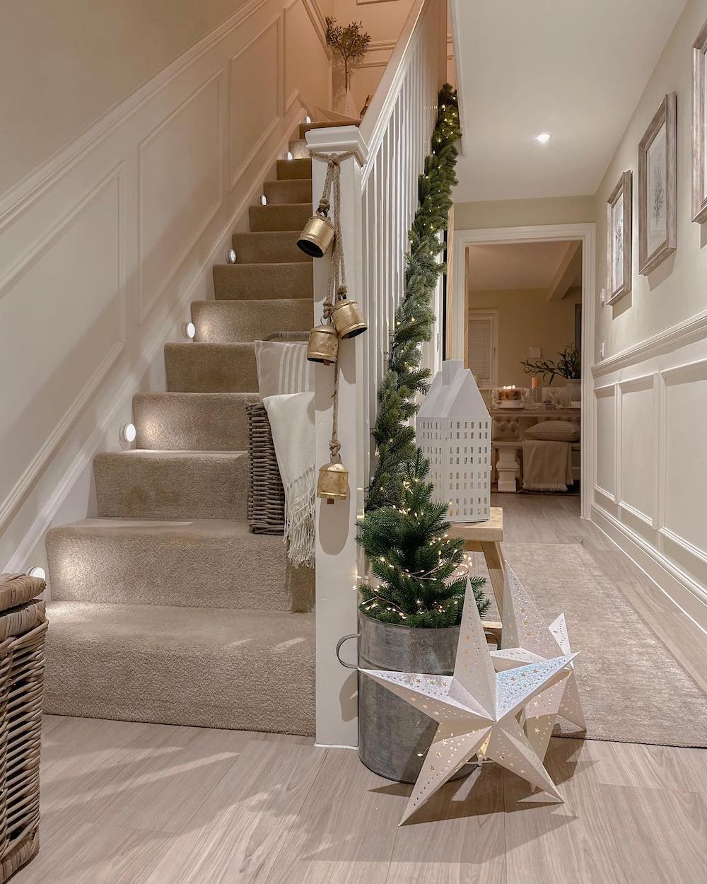 In 9 #Christmas #ChristmasStairway # #ChristmasStairwayDecorIdeas 